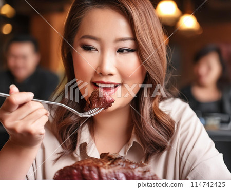 胖胖的女孩吃牛排 胖胖的女孩吃牛排 114742425