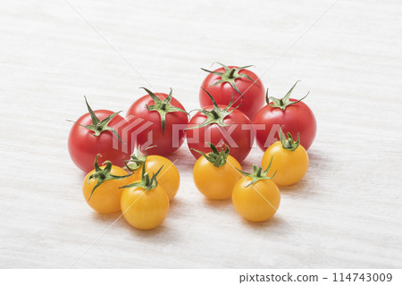 Freshly picked cherry tomatoes, fresh tomatoes, healthy vegetables, colorful cherry tomatoes, image material 114743009