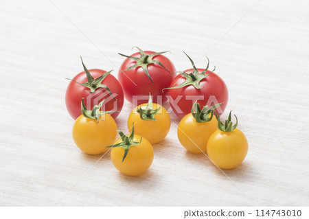 Freshly picked cherry tomatoes, fresh tomatoes, healthy vegetables, colorful cherry tomatoes, image material Freshly picked cherry tomatoes, fresh tomatoes, healthy vegetables, colorful cherry tomatoes, image material 114743010