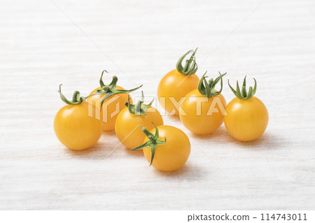 Freshly picked cherry tomatoes, fresh tomatoes, healthy vegetables, yellow cherry tomatoes, yellow cherry tomatoes, image material 114743011
