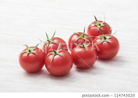 Freshly picked cherry tomatoes, fresh tomatoes, healthy vegetables, colorful cherry tomatoes, image material Freshly picked cherry tomatoes, fresh tomatoes, healthy vegetables, colorful cherry tomatoes, image material 114743020