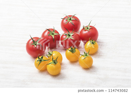 Freshly picked cherry tomatoes, fresh tomatoes, healthy vegetables, colorful cherry tomatoes, image material 114743082