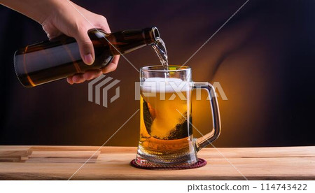 手將啤酒倒入杯中 114743422