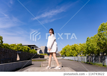 走在一個新鮮的綠色公園的一個少婦 114743622