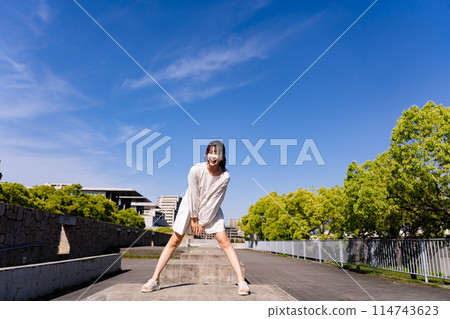 一個女人在公園散步 一個女人在公園散步 114743623