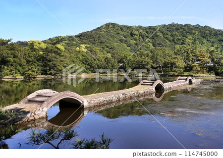 Nationally designated cultural property: Mitsuhashi Bridge at Yosuien Garden, seawater pond, feudal lord garden, Tokugawa family, Wakayama City Nationally designated cultural property: Mitsuhashi Bridge at Yosuien Garden, seawater pond, feudal lord garden, Tokugawa family, Wakayama City 114745000