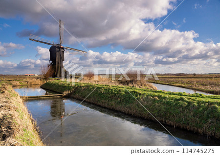 Windmill the Uitwijkse Molen near Sleeuwijk Windmill the Uitwijkse Molen near Sleeuwijk 114745275
