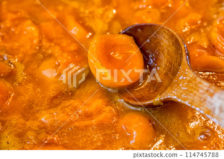 Apricot jam cooked in a bowl 114745788