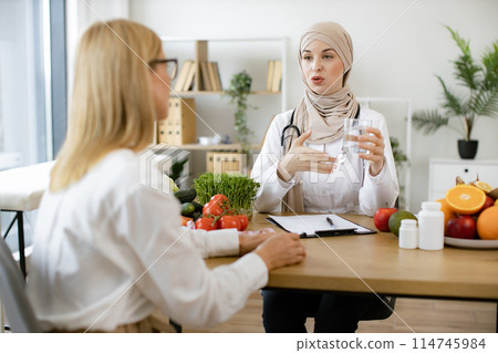Mature female patient receives information about water balance. Mature female patient receives information about water balance. 114745984