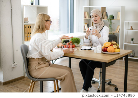 Family doctor makes treatment plan for diseases of gastrointestinal tract. 114745990