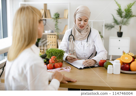 Experienced female dietitian preparer course of healthy nutrition for woman. Experienced female dietitian preparer course of healthy nutrition for woman. 114746004