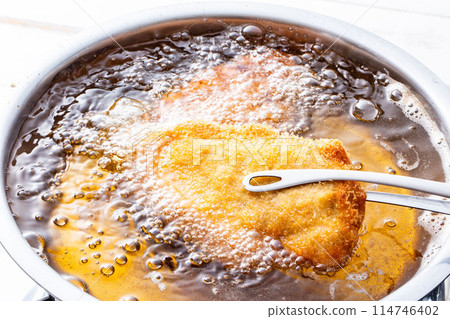 Tonkatsu cooking, fried food 114746402