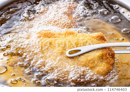 Tonkatsu cooking, fried food 114746403