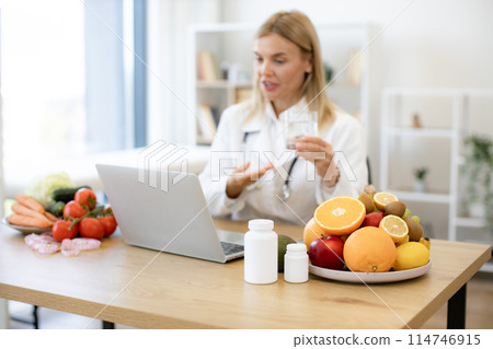 Experienced female nutritionist tells patient about benefits of water 114746915