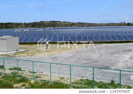 很多太陽能電池板 很多太陽能電池板 114747697