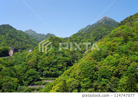 從湯之山鴨鹿大橋眺望新綠的御在所山和湯之山溫泉街(三重縣菰野町) 從湯之山鴨鹿大橋眺望新綠的御在所山和湯之山溫泉街(三重縣菰野町) 114747877