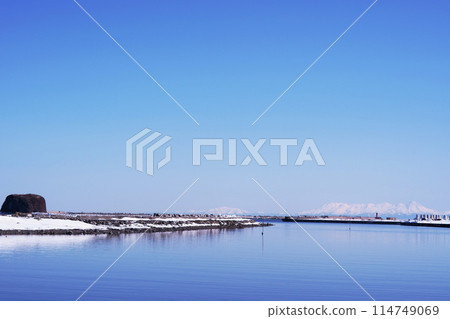 Shiretoko Mountains and Hat Rock floating on the Abashiri River, Hokkaido Shiretoko Mountains and Hat Rock floating on the Abashiri River, Hokkaido 114749069