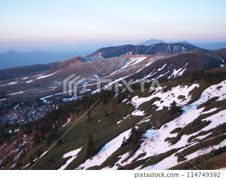 朝陽下殘雪的草津白根山 3 朝陽下殘雪的草津白根山 3 114749392