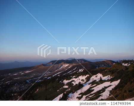 朝陽下殘雪的草津白根山 5 朝陽下殘雪的草津白根山 5 114749394