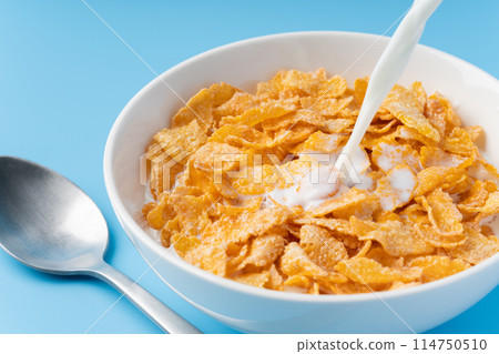 將牛奶灑在玉米片上 114750510
