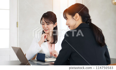 Two businesswomen meeting in the office 114750583
