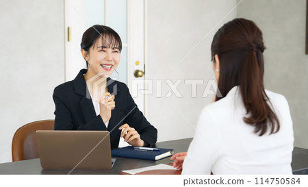 兩位女商人在辦公室交談 114750584