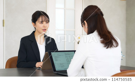 兩個女人在辦公室說話 114750585