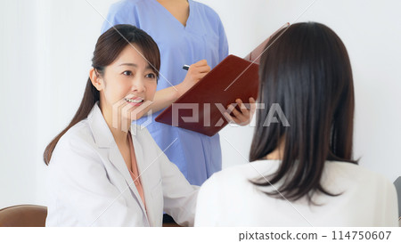 檢查患者的女性醫生 114750607