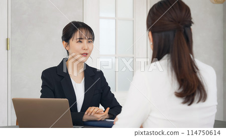 兩個女人在辦公室說話 兩個女人在辦公室說話 114750614
