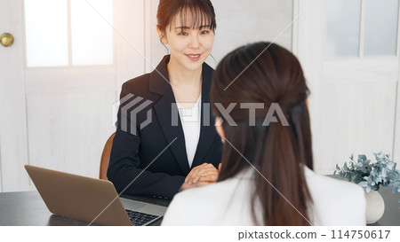 兩位女商人在辦公室交談 兩位女商人在辦公室交談 114750617