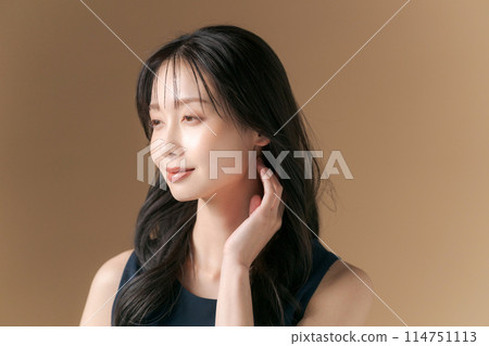 Beauty portrait of a woman in her 30s 114751113