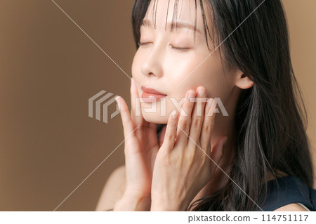Beauty portrait of a woman in her 30s Beauty portrait of a woman in her 30s 114751117