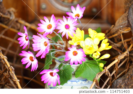 flower arrangement flower arrangement 114751403