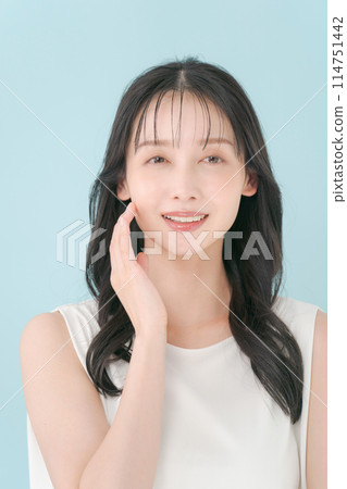 Beauty portrait of a woman in her 30s Beauty portrait of a woman in her 30s 114751442