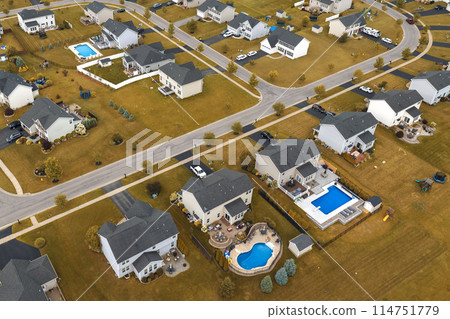 Spacious new single family homes in upstate New York residential area. Real estate development in american suburbs 114751779