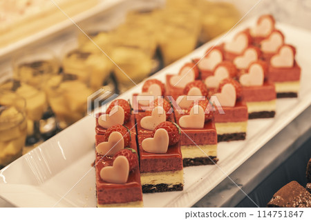 甜點自助餐 心形蛋糕，上面有巧克力 114751847