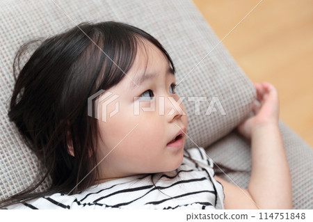 3 歲女孩在沙發上放鬆 114751848