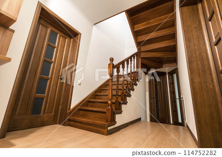 Modern brown oak wooden stairs and doors in new renovated house interior 114752282