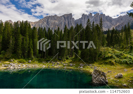 Beautiful lake and mountain view 114752603
