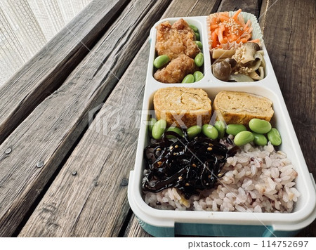 用有隔板的便當盒自製便當盒 114752697