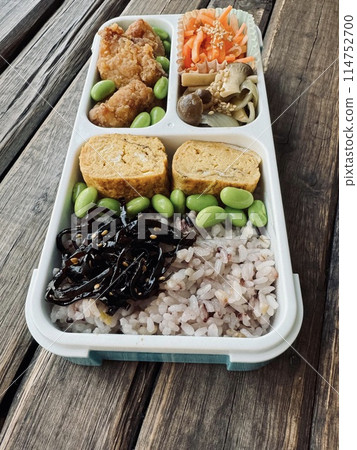 用有隔板的便當盒自製便當盒 114752700