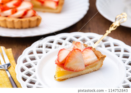 用蛋糕服務器將草莓派分份 114752843