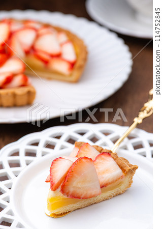 用蛋糕服務器將草莓派分份 114752845