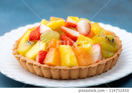 Cookie dough fruit tart 114752850