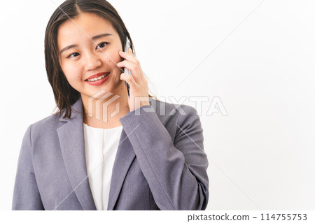 穿著西裝的年輕女子 商業形象 穿著西裝的年輕女子 商業形象 114755753