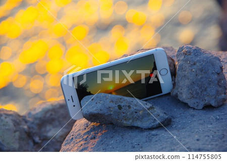 智慧型手機可以拍攝地平線上夕陽的縮時照片 114755805