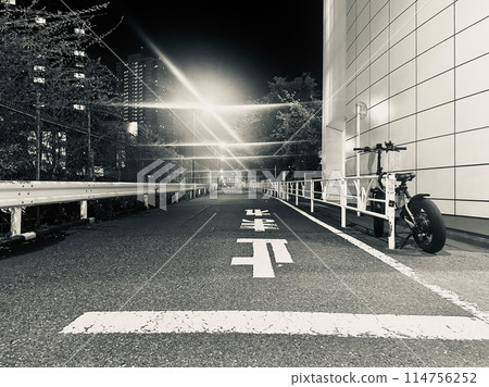 夜間城市的後巷和自行車 114756252