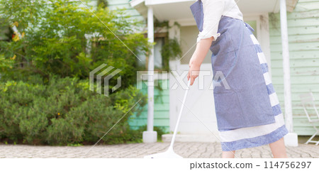 穿著圍裙的女人 114756297