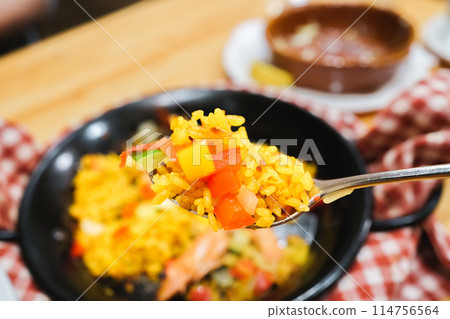 Eating paella Eating paella 114756564