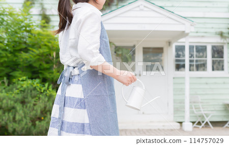 穿著圍裙的女人 114757029